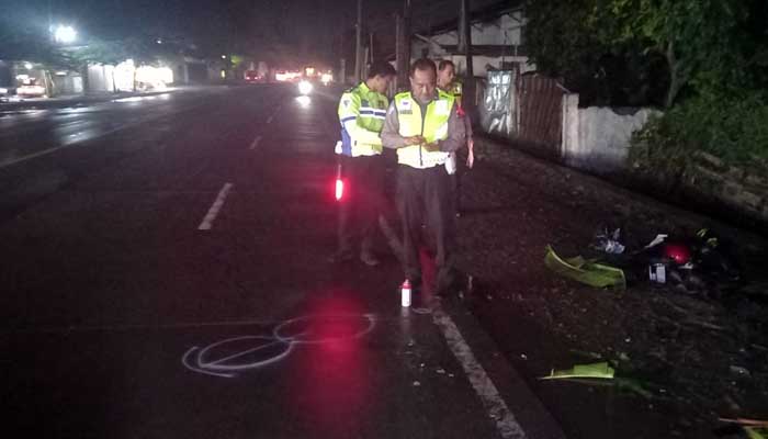 Petugas kepolisian saat melakukan olah TKP kecelakaan maut di Gending