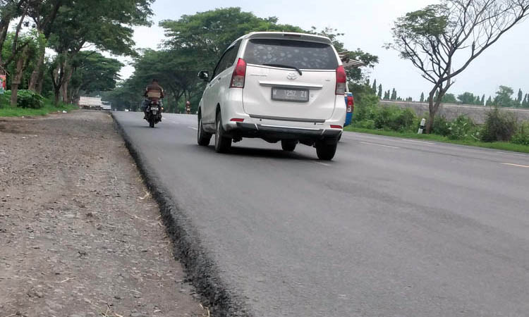 BAHAYAKAN PENGENDARA: Bahu di Jalan Raya Grati yang terlalu tinggi dengan badan jalan.