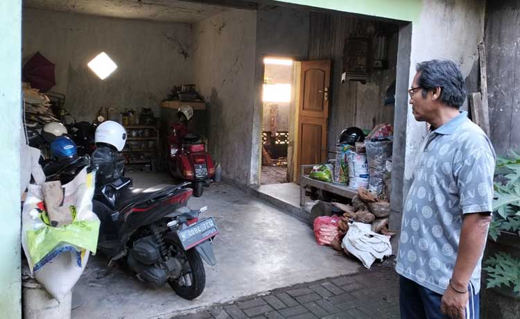 LENYAP: Garasi tempat parkir motor korban. Dalam semalam, dua motor penghuni kos dan putra pemilik kos, amblas. (Rizal Syatori/ Radar Bromo)