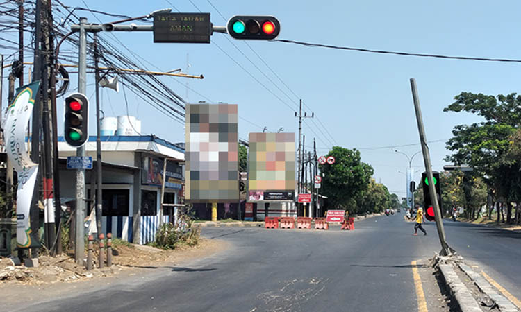MENYALA: Kondisi traffic light di Blandongan, Kecamatan Bugul Kidul yang menyala tak beraturan.