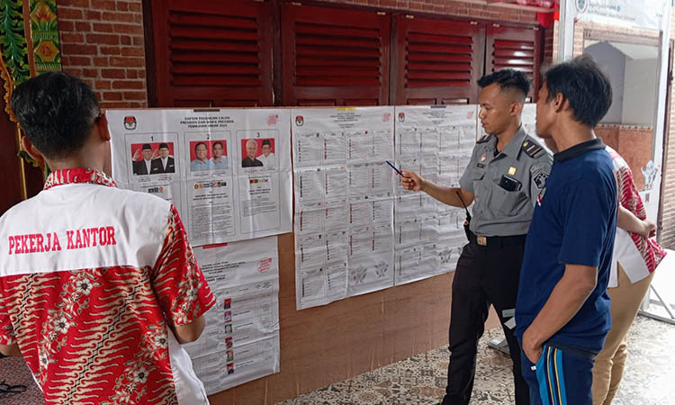 SOSIALISASI: Warga Binaan Lapas Kota Pasuruan melihat visi misi peserta pemilu.