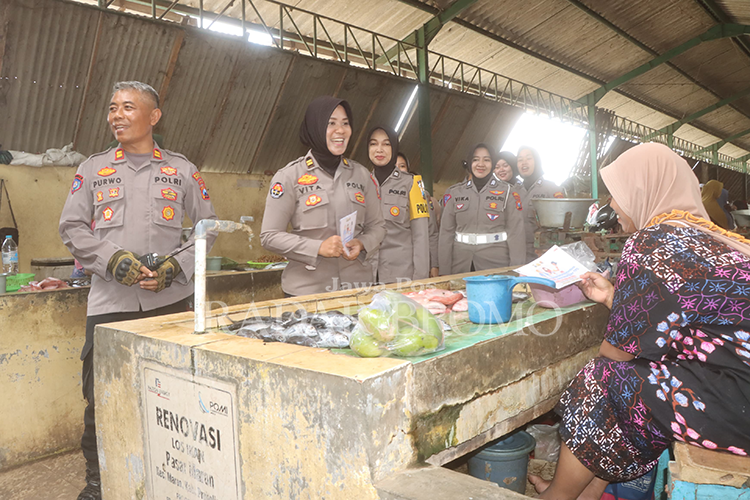 TURUN LANGSUNG: Anggota Polres Probolinggo melakukan sosialisasi langsung ke pasar untuk menyukseskan Pemilu 2024.
