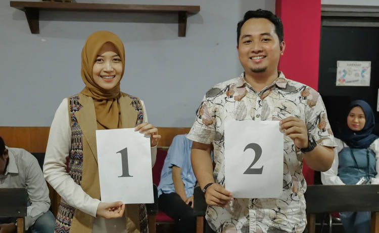 KANDIDAT: dua calon Ketua HIPMI Kabupaten Probolinggo saat mendapatkan nomor urutnya.&nbsp;