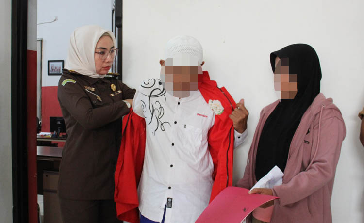BEBAS: Tersangka MS saat dibebaskan dari perkara setelah dilakukan penyelesaian dengan keadilan restoratif.&nbsp;