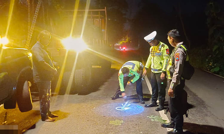 OLAH TKP: Petugas Satlantas Polres Pasuruan saat melakukan olah TKP kejadian kecelakaan.