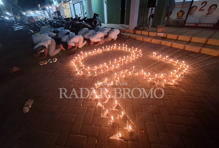 SUJUD SYUKUR: Anggota Tim Kampanye Daerah Prabowo &ndash; Gibran Kabupaten Pasuruan sujud Syukur setelah memastikan perolehan suara paslon 02 unggul di 24 kecamatan di Kabupaten Pasuruan.