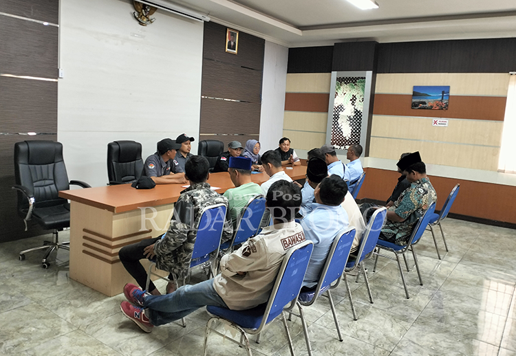 MEDIASI: Proses mediasi di Kecamatan Sukorejo setelah ada dugaan kecurangan di dua TPS di Sukorame, Kecamatan Sukorejo, Rabu (14/2).