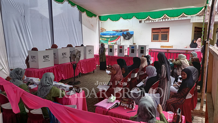 MEMILIH: Seorang pemilih saat menggunakan hak pilihnya di salah satu TPS Loksus di Karangbong, Kecamatan Pajarakan, Kabupaten Probolinggo.
