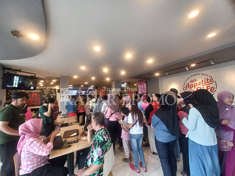 ANTRE PANJANG: Sejumlah pemilih antre mendapatkan paket makan dan minum gratis pasca mencoblos di KFC Jalan Suroyo, Kelurahan Tisnonegaran, Kecamatan Kanigaran, Kota Probolinggo, Rabu (14/2).