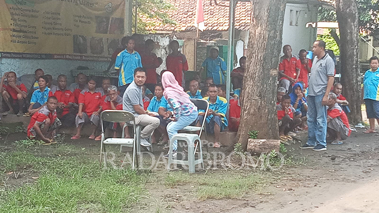 MEMILIH: Puluhan ODGJ antre memilih saat Pemilu 2024, rabu (14/2) pagi di Kecamatan Grati, Kabupaten Pasuruan.