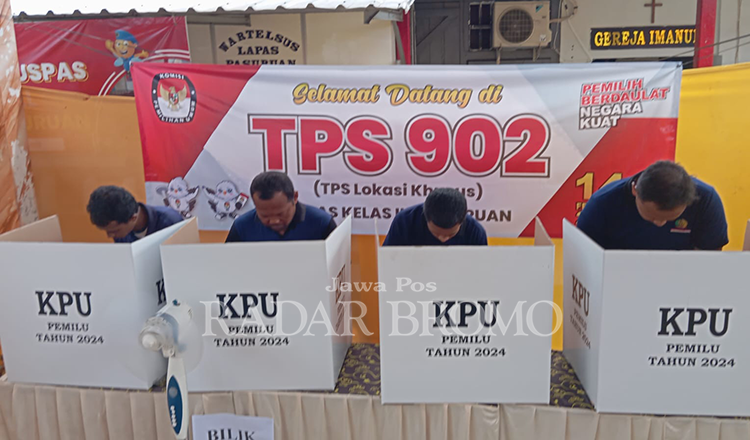 MEMILIH: Warga Binaan Lapas Pasuruan saat memilih pada Pemilu 2024, Rabu (14/2) pagi di TPS Khusus di Lapas Pasuruan.