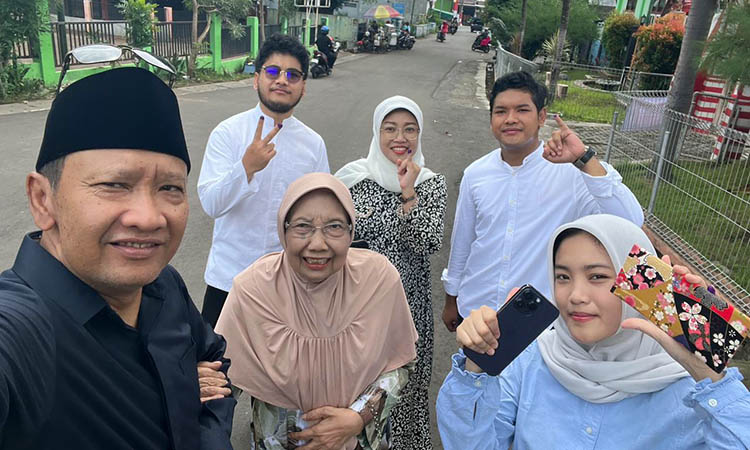 BARENG: Gus Irsyad seusai mencoblos. Ia datang ke TPS bersama keluarganya.