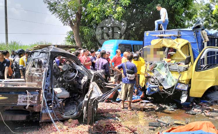 SAMA-SAMA RINGSEK: Kondisi pikap dan truk yang sama-sama ringsek usai terlibat tabrakan adu moncong di jalan raya pantura, Brumbungan Lor, Gending, Probolinggo, (15/2). (Achmad Arianto/ Radar Bromo)