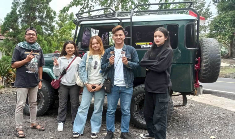 BANYAK COBAAN: Choirul Umam (paling kiri) bersama kliennya saat mengantar ke Bromo.&nbsp;