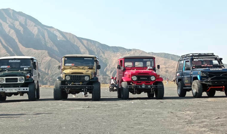 BANYAK KAWAN: Sejumlah Jip Bromo di Lautan Pasir.