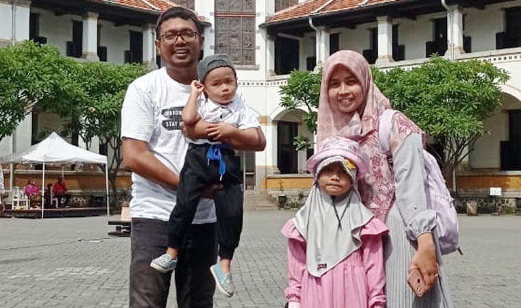 BERSAMA KELUARGA: Choirul Umam bersama anak-istrinya.