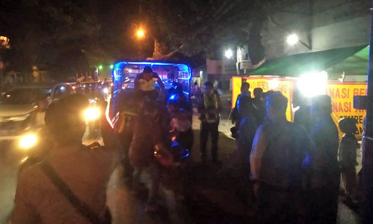 ANGKAT: Petugas saat mengangkat korban di lokasi kejadian.
