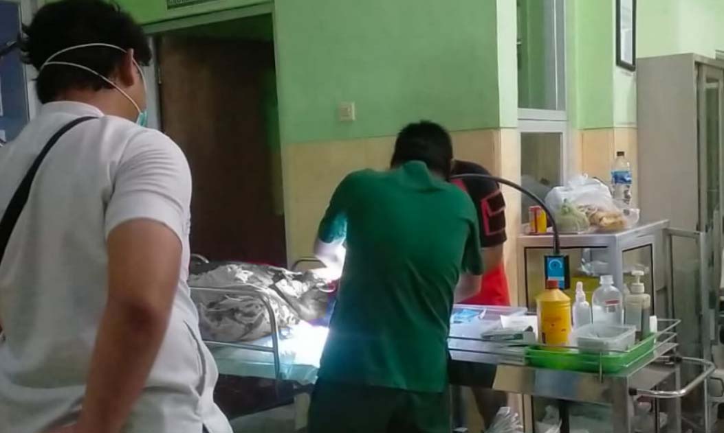 TERLUKA: SN mendapat perawatan di rumah sakit setelah dihajar massa, Jumat (16/2) malam.