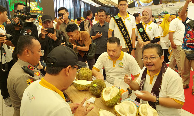 KHAS: Pj Bupati Andriyanto (berkacamata) bersama Forkopimda sesaat setelah pembukaan Durian Fest di Sentra Produk Unggulan Bangkodir.&nbsp;