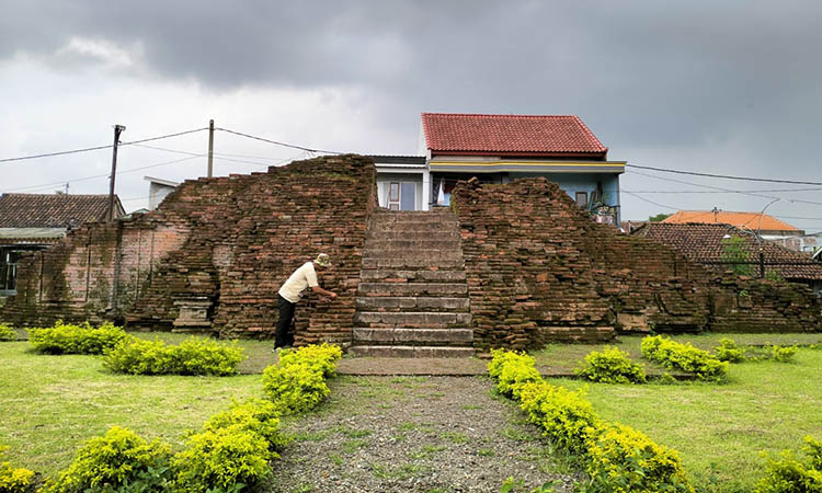 LATAR: Berada di satu area dengan Candi Jawi, Gapura Bentar merupakan gerbang masuk dan keluar Candi Jawi.