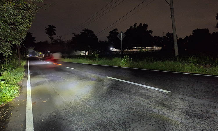 GELAP: Ruas jalan Sukorejo-Bangil di Desa Kenduruan, Kecamatan Sukorejo, yang tampak gelap lantaran minim penerangan.