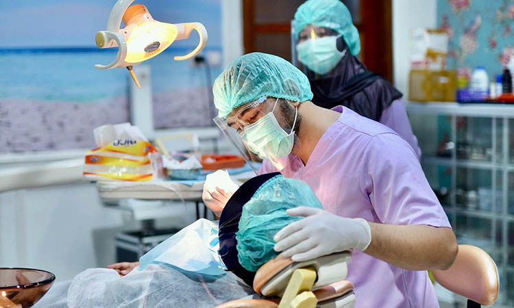 PERIKSA: Drg Kyagus Badius Sani, M.H., CMC saat melakukan penanganan pada gigi pasiennya.