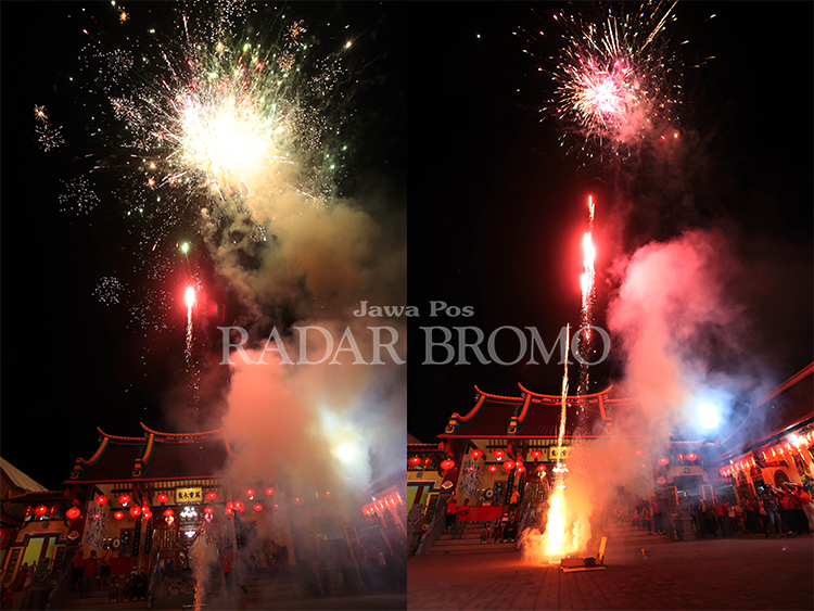 PESTA KEMBANG API: Sejumlah warga Tionghoa, Kota Probolinggo, merayakan Imlek. Selain sembahyan, juga melakukan pesta kembang api.