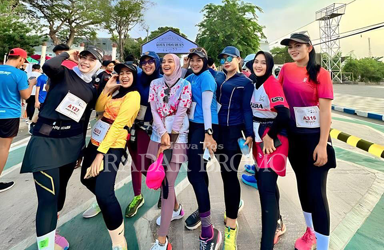 MENGABADIKAN DIRI: Komunitas Ladies Run Club berpose bersama setelah lari di Alun-alun Kota Pasuruan.