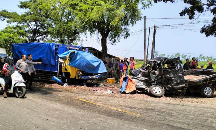 RINGSEK: Kecelakaan melibatkan tiga kendaraan terjadi di ruas jalan Pantura Desa Brumbungan Lor, Kecamatan Gending beberapa waktu lalu.&nbsp;