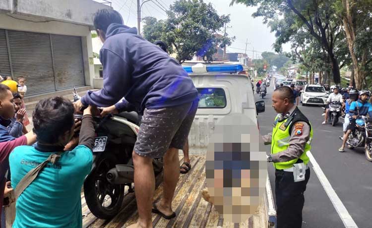 NAHAS: Petugas dibantu warga saat mengevakuasi motor dan jenazah korban. (Istimewa)
