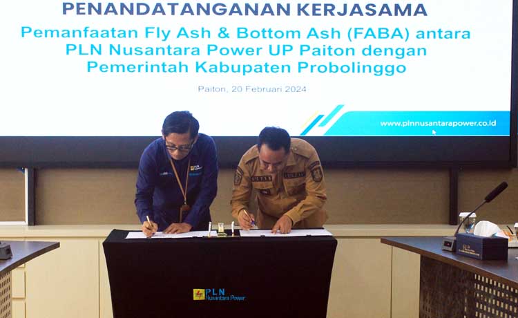 KERJA SAMA: Senior Manager PLN Nusantara Power UP Paiton Dwi Juli Harsono dan Pj Bupati Probolinggo Ugas Irwanto menandatangani nota kerja sama.