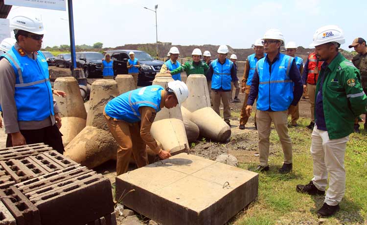 CEK LANGSUNG: Pj Bupati Probolinggo Ugas Irwanto mengecek kekuatan balok beton dari FABA di ash disposal PT PLN Nusantara Power UP Paiton, Selasa (20/2).