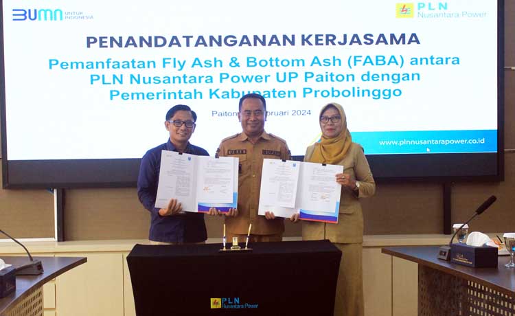 KOMPAK: Senior Manager PLN Nusantara Power UP Paiton Dwi Juli Harsono, Pj Bupati Probolinggo Ugas Irwanto, dan Kepala DLH Dewi Korina menunjukkan nota kerja sama.
