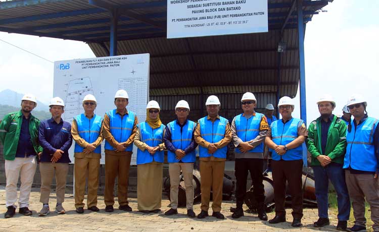 SINERGI: Jajaran manajemen PLN Nusantara Power UP Paiton berfoto bersama Pj Bupati Probolinggo dan sejumlah kepala OPD di ash disposal.