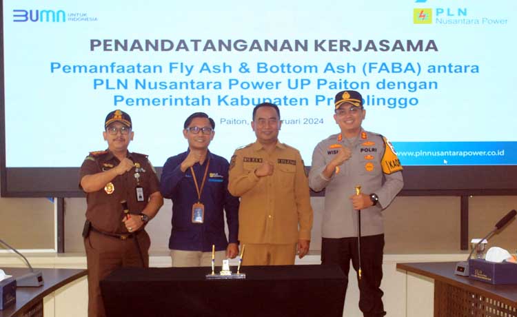 KOMPAK: Kajari Probolinggo David P. Duarsa, Senior Manager PLN Nusantara Power UP Paiton Dwi Juli Harsono, Pj Bupati Ugas Irwanto, dan Kapolres Probolinggo AKBP Wisnu Wardana berfoto bersama.