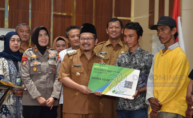 SERAHKAN: Pj Bupati Pasuruan, Dr. Andriyanto, SH, M.Kes memberikan Kepesertaan BPJS Ketenagakerjaan kepada 1500 nelayan di Kabupaten Pasuruan.