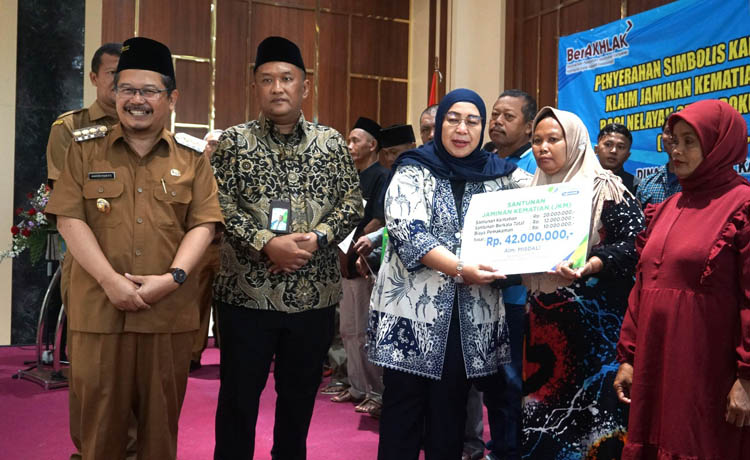 SANTUNAN: Pj Bupati Pasuruan, Dr. Andriyanto, SH, M.Kes memberikan santunan Jaminan Kecelakaan Kerja.