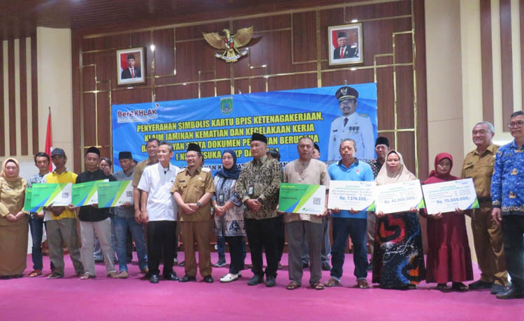 BERSAMA: Pj Bupati Pasuruan, Dr. Andriyanto, SH, M.Kes bersama perwakilan penerima kepesertaan BPJS Ketenagakerjaan, santunan kecelakaan kerja dan penerima santunan kematian.