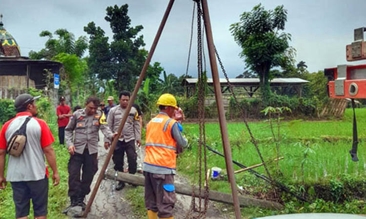 DIBENAHI: Petugas memperbaiki tiang yang roboh beberapa waktu lalu.&nbsp;