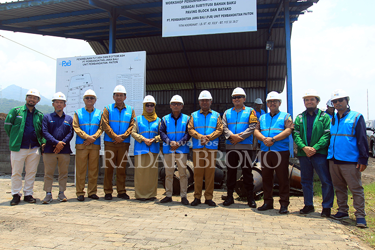 SINERGI: Jajaran manajemen PLN Nusantara Power UP Paiton berfoto bersama Pj Bupati Probolinggo dan sejumlah kepala OPD di ash disposal.