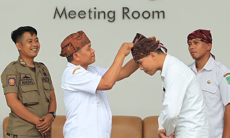 REGIONAL BRANDING: Pegawai Pemkab Pasuruan yang mengenakan udeng khas Tengger.