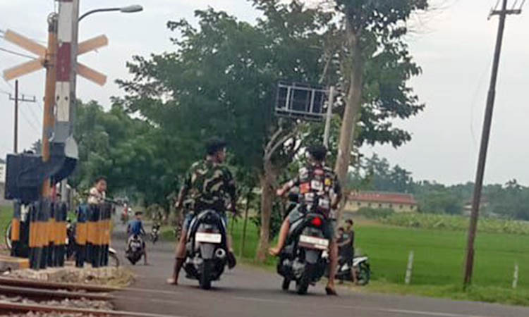 START: Dua pemuda yang diduga sedang memulai balapan motor di Jalan Ranu Grati, Desa Sumberdawesari, Kecamatan Grati, Senin (19/2) lalu.