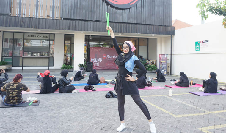 MUDAH: Rukma Tri Kuncoro Ningtyas, salah satu instruktur Poundfit di Kota Pasuruan bersiap berolahraga dengan stik.