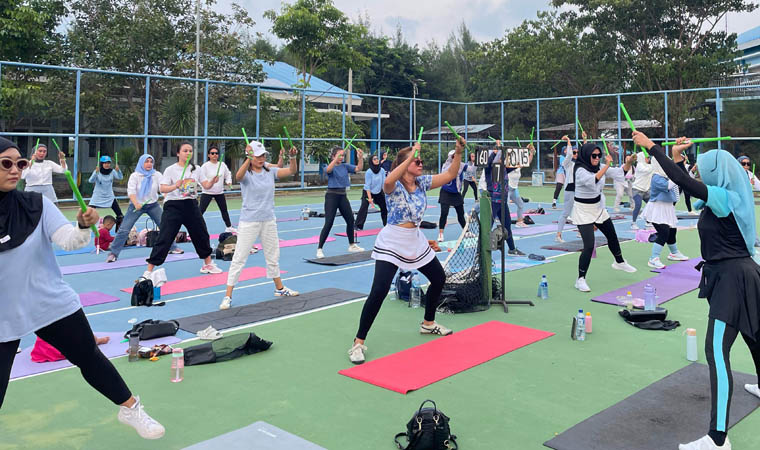 MAKIN BANYAK: Penggemar Poundfit saat berlatih di salah satu sudut di Kota Pasuruan. Saat ini semakin banyak peminat olahraga yang mengandalkan gerakan ini.