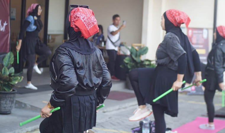 JANGAN LUPA PEMANASAN: Sejumlah orang melakukan Poundfit. Olahraga ini bisa dilakukan di berbagai waktu.