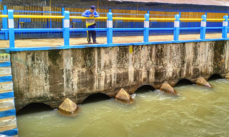 SI KEMANTAN: Penjaga Pintu Air Dam Delapan Ahmad Shiddiq berada di atas pintu intake nomor dua dari barat bernama si Kemantan.