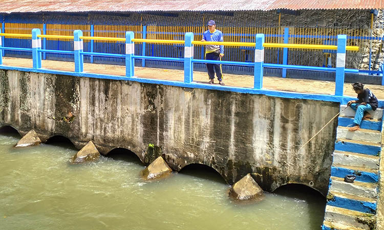 SI MAYIT: Penjaga Pintu Air Dam Delapan Ahmad Shiddiq berada di atas pintu intake nomor dua dari timur bernama si Mayit. Di pintu inilah setiap tahun dilarungkan kepala kambing hitam polos.