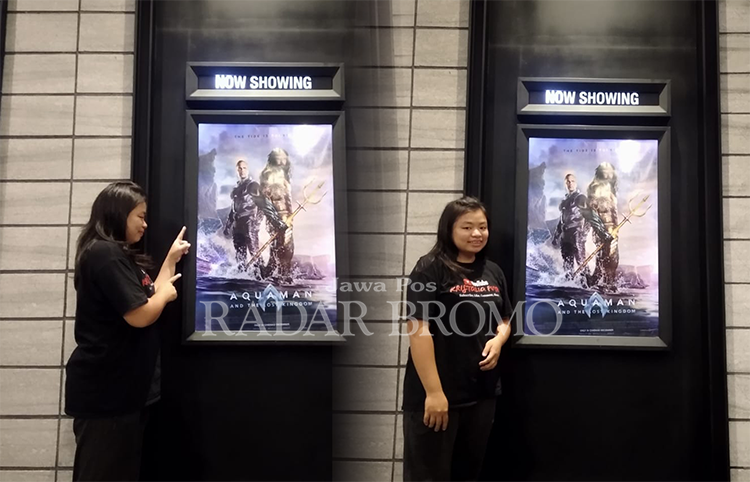 POSTER FILM: Kristalia berfoto di dekat poster film Aquaman and The Lost Kingdom di bioskop.