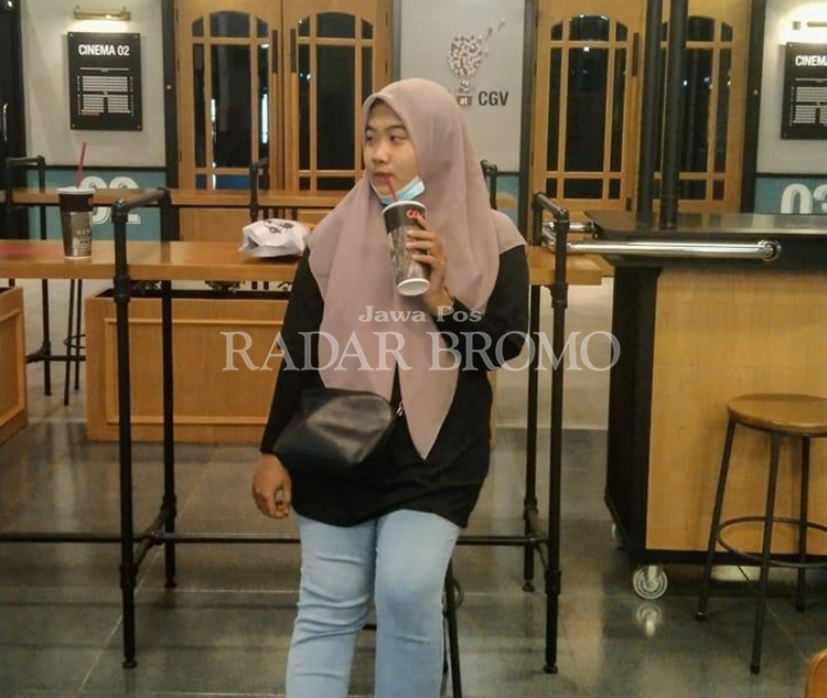 NIKMATI MINUMAN: Imroatun Ainun Azizah menikmati minuman dan berfoto di kafetaria bioskop.