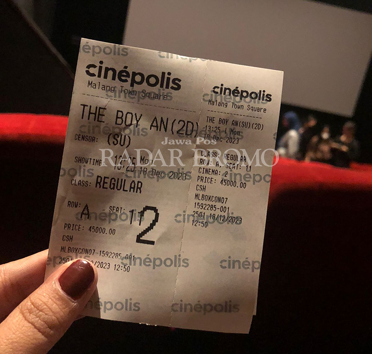 DI LUAR KOTA: Risna Safitri menunjukkan tiket menonton film berjudul The Boy An di Cinepolis, Malang Town Square.